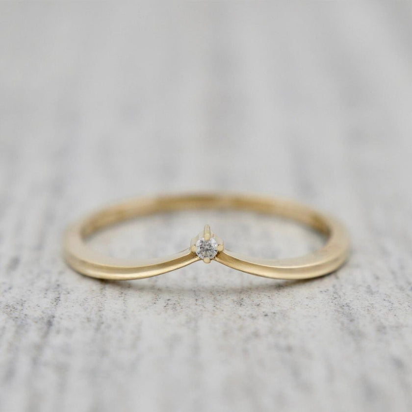 Bague V en or 10K ou argent sterling et moissanite