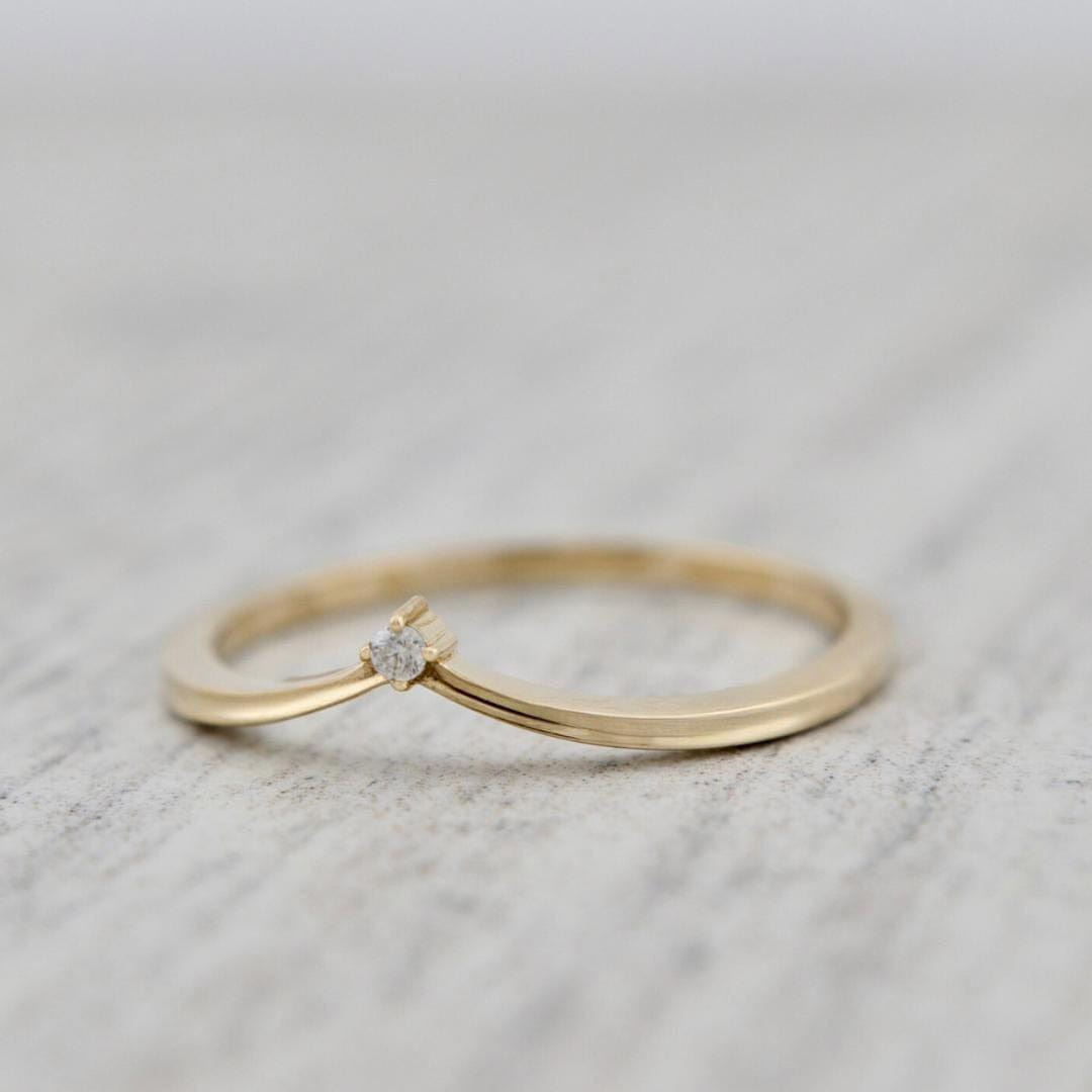 Bague V en or 10K ou argent sterling et moissanite