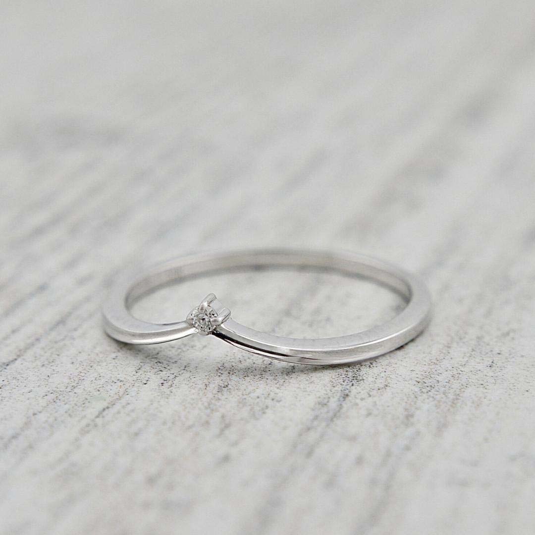 Bague V en or 10K ou argent sterling et moissanite