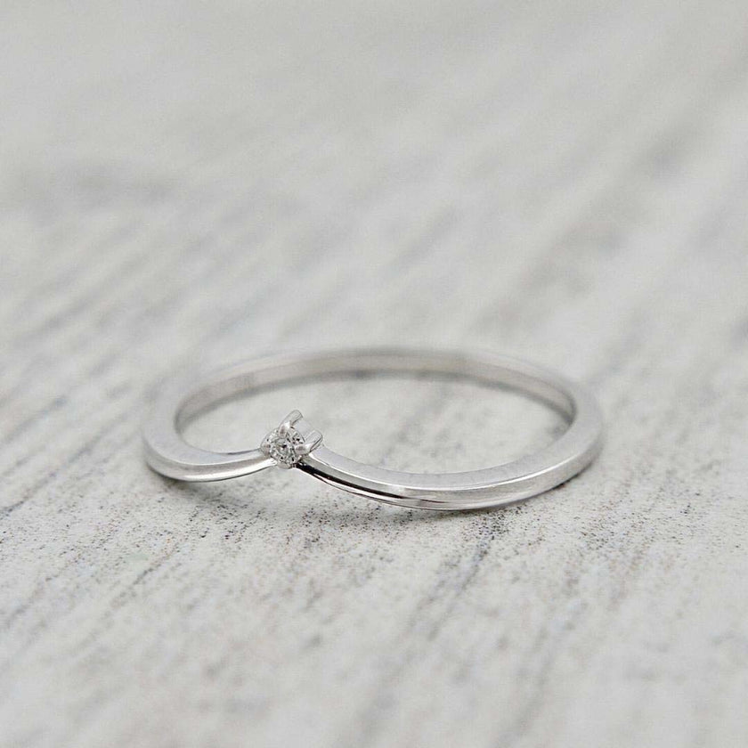 Bague V en or 10K ou argent sterling et moissanite