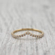 Bague V en or 10K et moissanites
