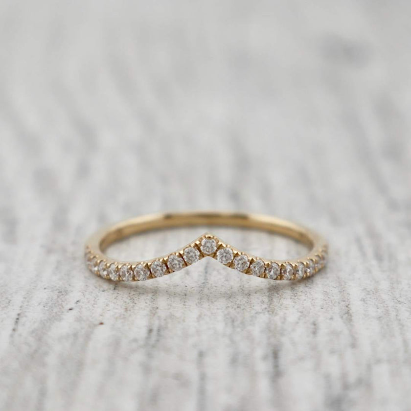 Bague V en or 10K et moissanites