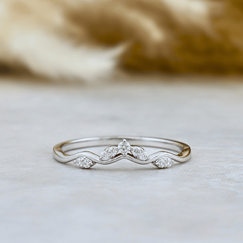 Bague Vague en or 10K ou argent sterling et moissanites
