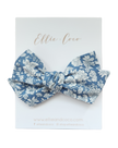 Arc en forme de nœud bleu à motifs chinoiserie, taille oversize.