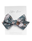 Celeste, nœud oversize floral