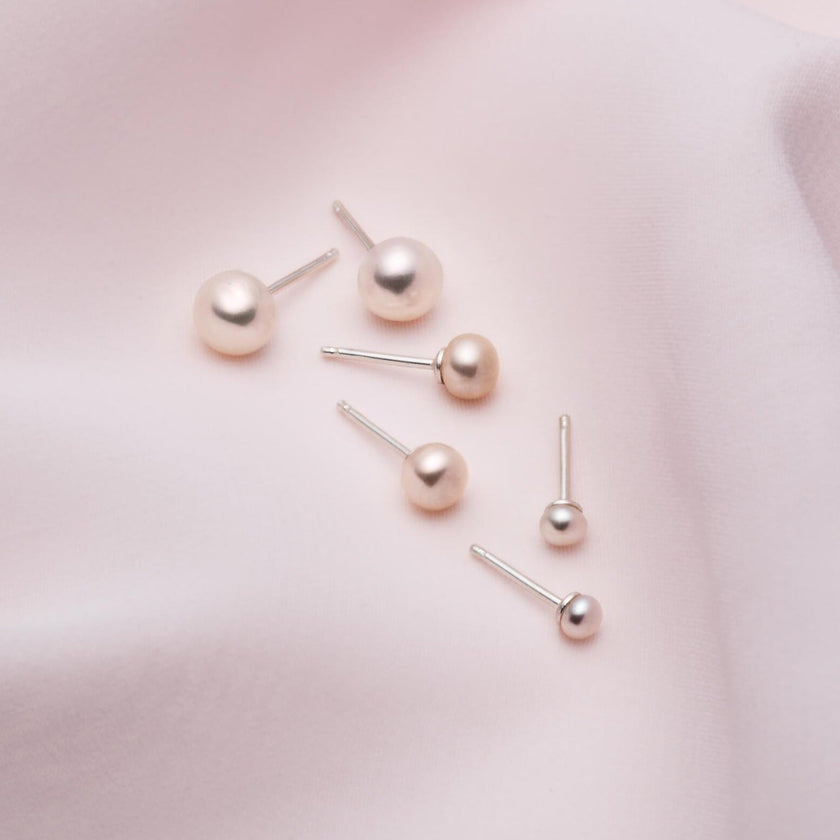Boucles d'oreilles en perles blanches avec tiges en argent - 7 mm
