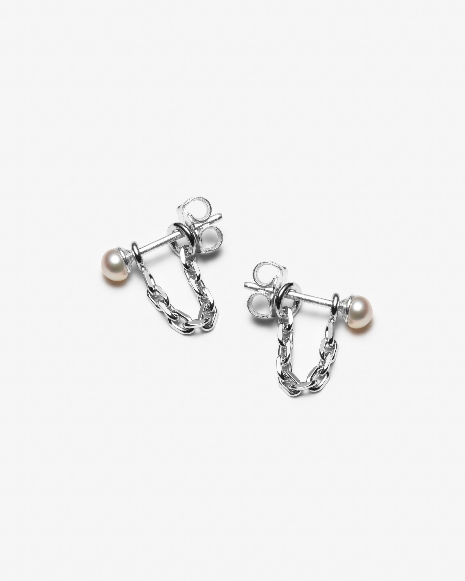Boucles d’oreilles avec chaines pendantes et petites perles