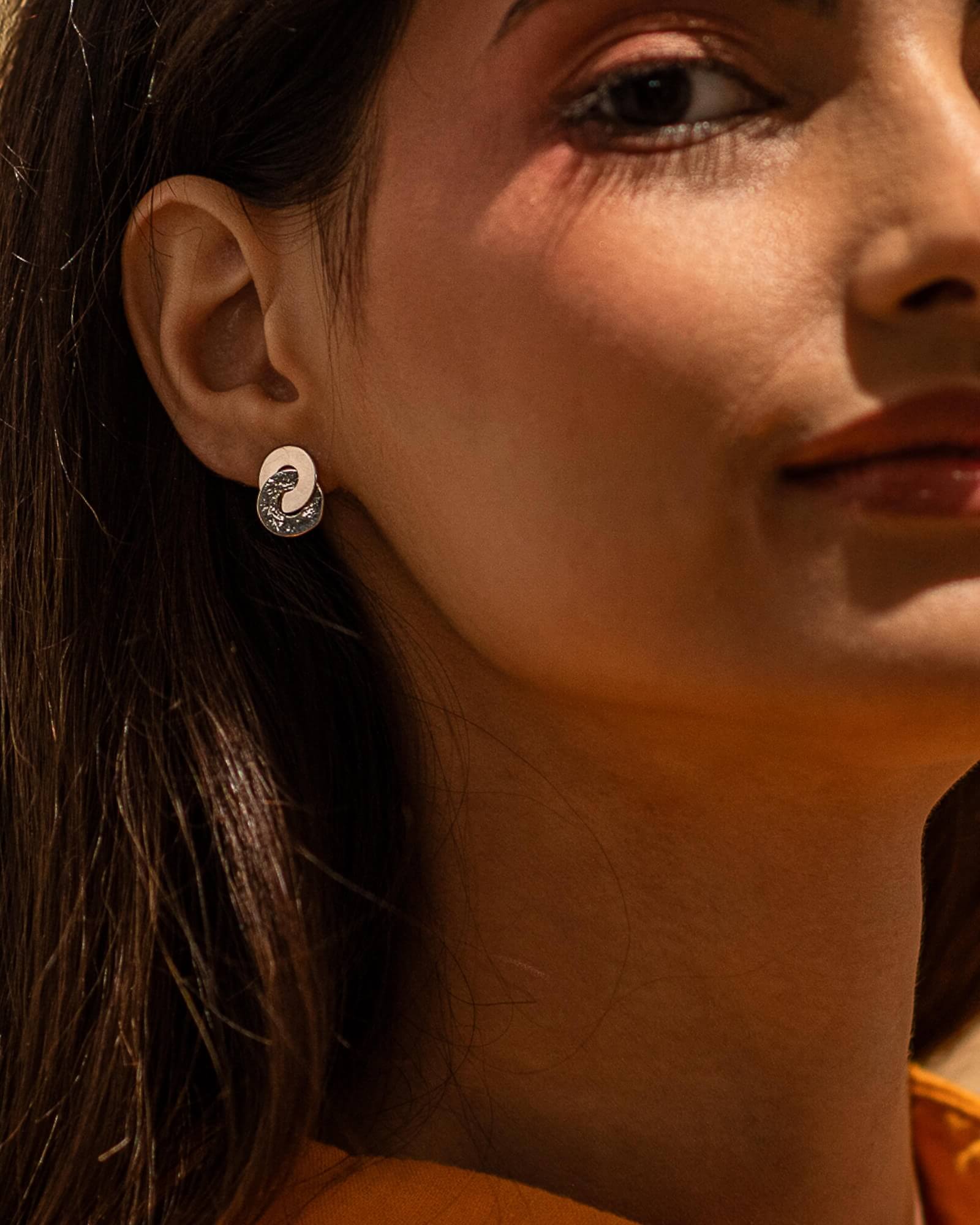 Astucieuse - Petites boucles d'oreilles cercles entrelacés en argent sterling