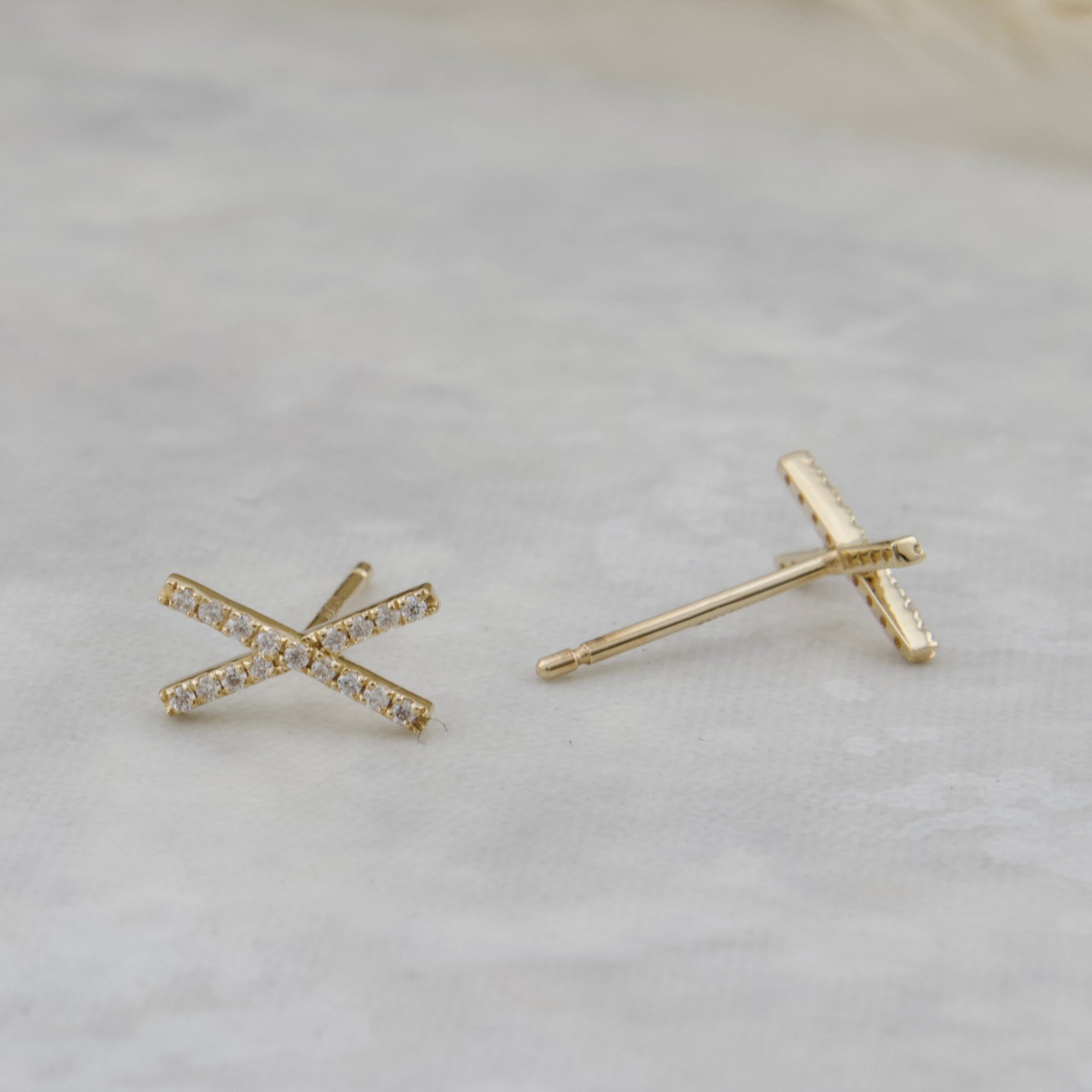 Boucles d'oreilles X en or 14K et moissanites