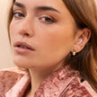 Élise avec grosses perles blanches - Boucles d'oreilles or martelées avec perle