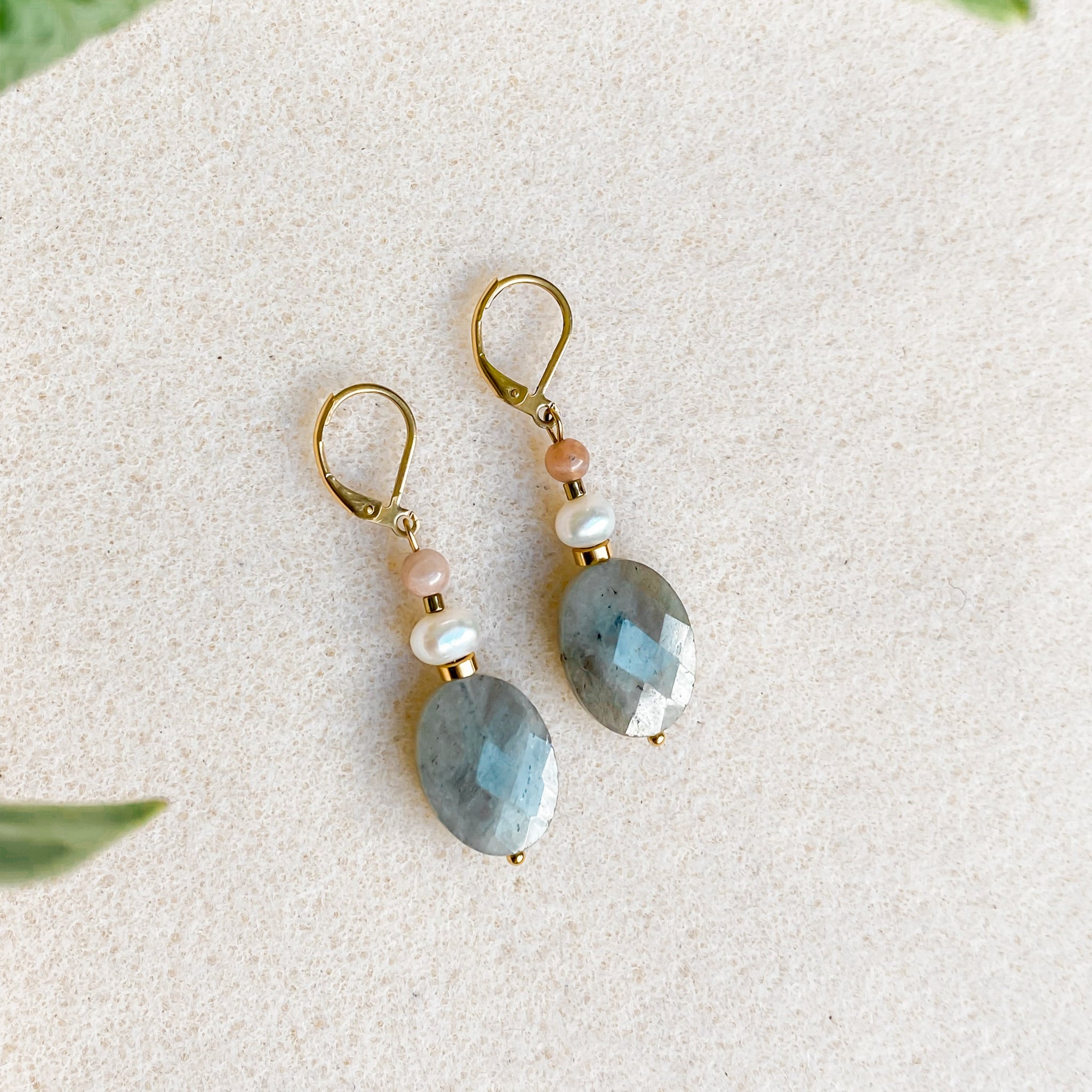 Boucles d’oreilles labradorite dorées pendantes 18K | ATHÉNA