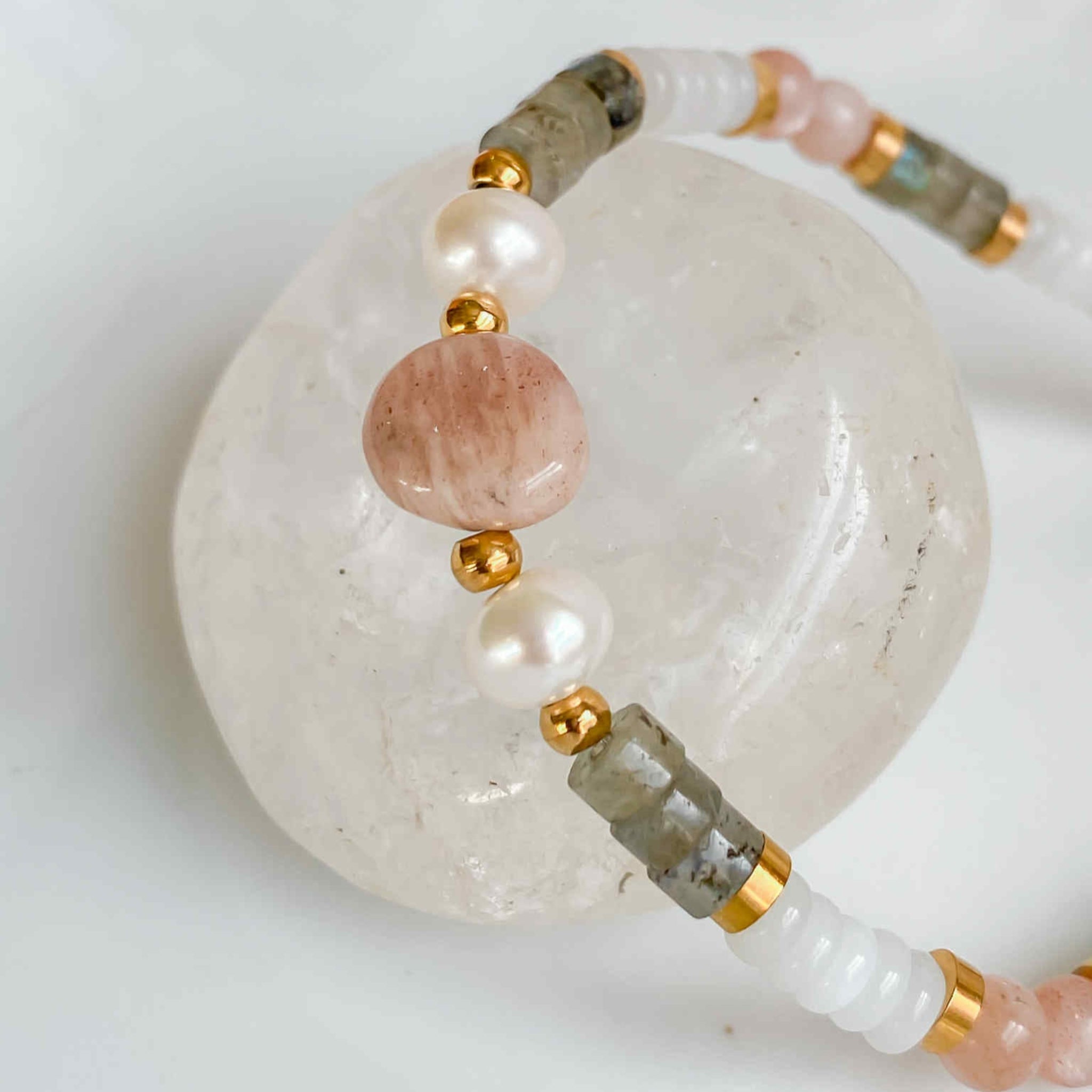 HÉCATE | Pierres naturelles, perles d'eau douce et acier inoxydable or