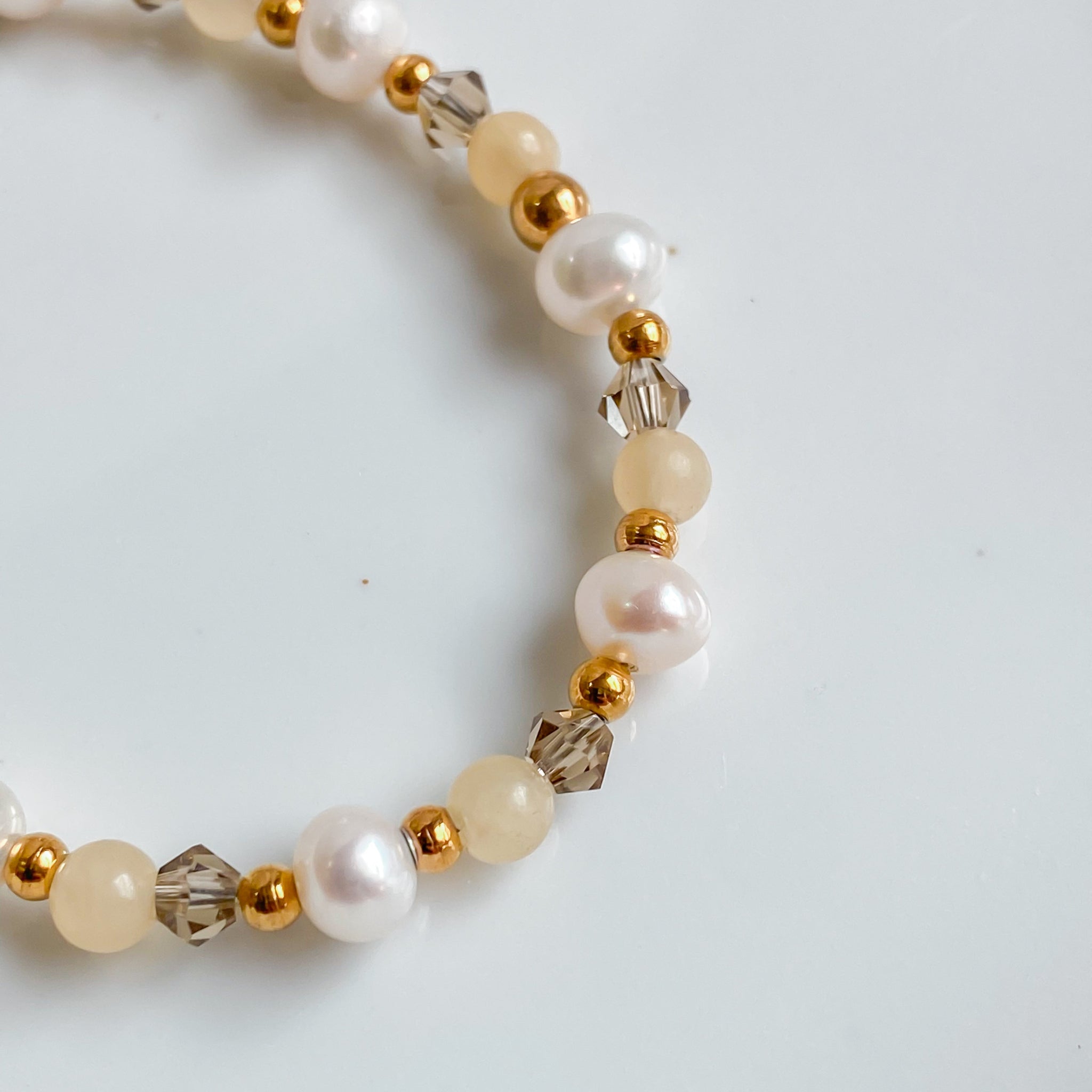 THÉIA | Bracelet fin en pierres de jade jaune et perles d’eau douce