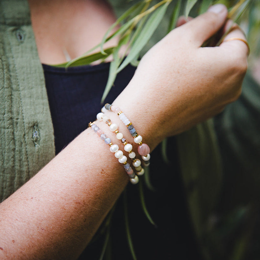 THÉIA | Bracelet fin en pierres de jade jaune et perles d’eau douce