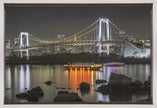 Illustration murale : Charme du pont arc-en-ciel avec le panorama de la skyline de Tokyo en soirée.