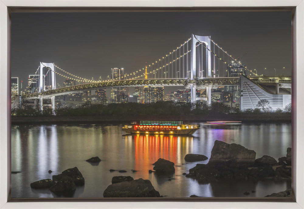 Illustration murale : Charme du pont arc-en-ciel avec le panorama de la skyline de Tokyo en soirée.