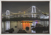Illustration murale : Charme du pont arc-en-ciel avec le panorama de la skyline de Tokyo en soirée.