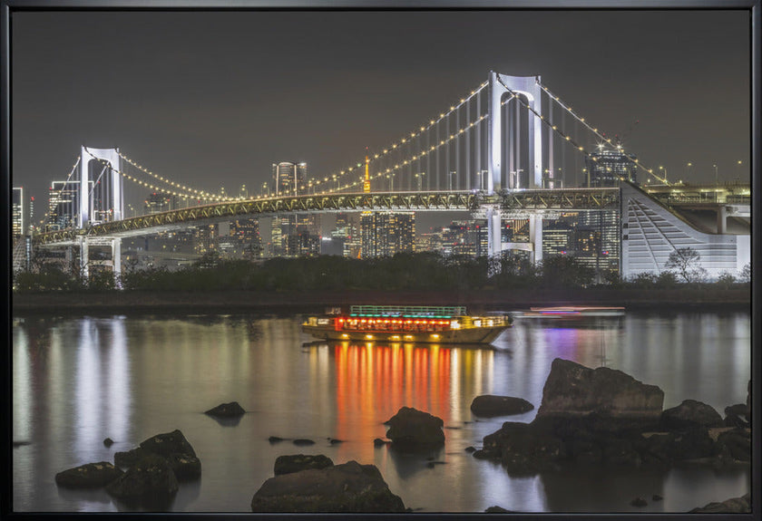 Illustration murale : Charme du pont arc-en-ciel avec le panorama de la skyline de Tokyo en soirée.