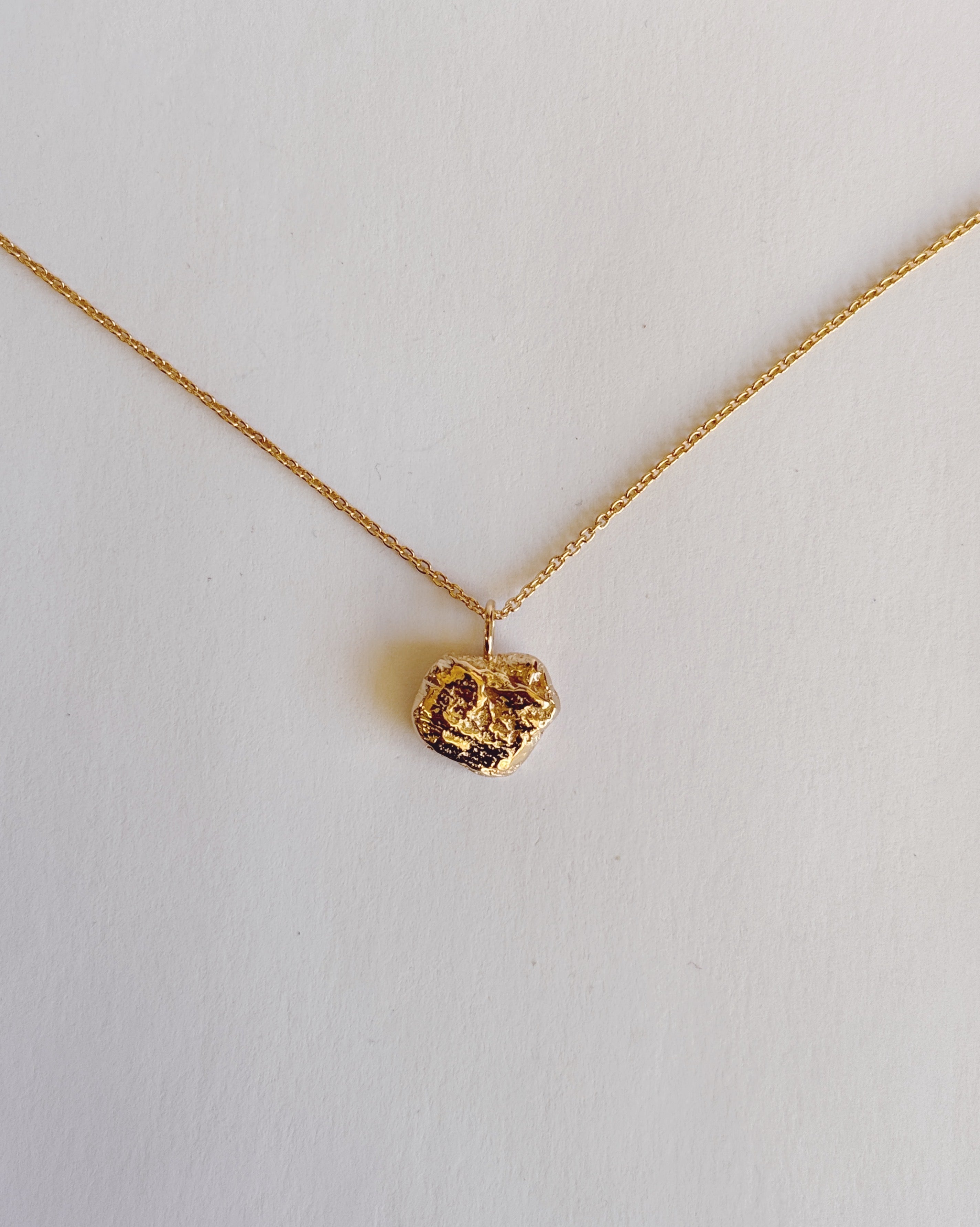 Cœur de banane - Collier pendentif texturé fait à la main