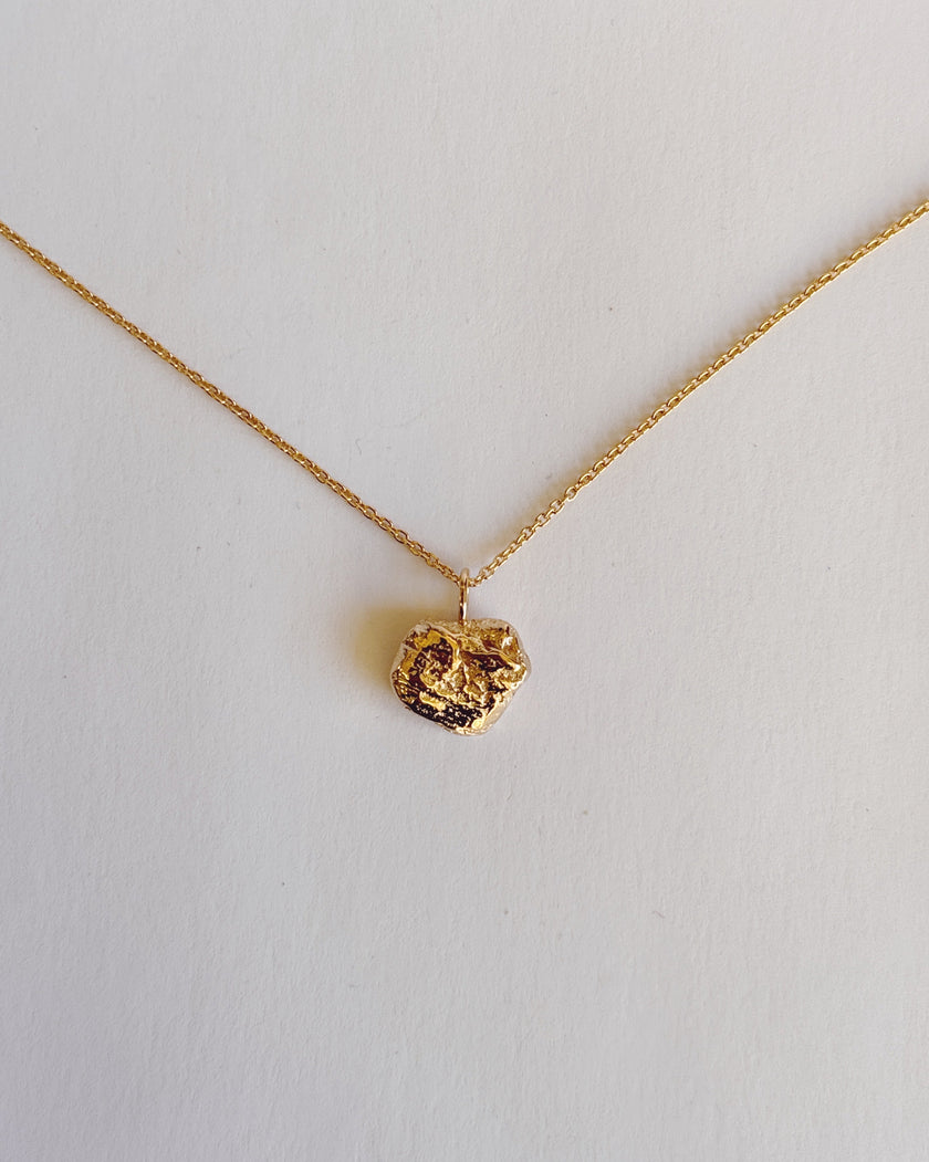 Cœur de banane - Collier pendentif texturé fait à la main