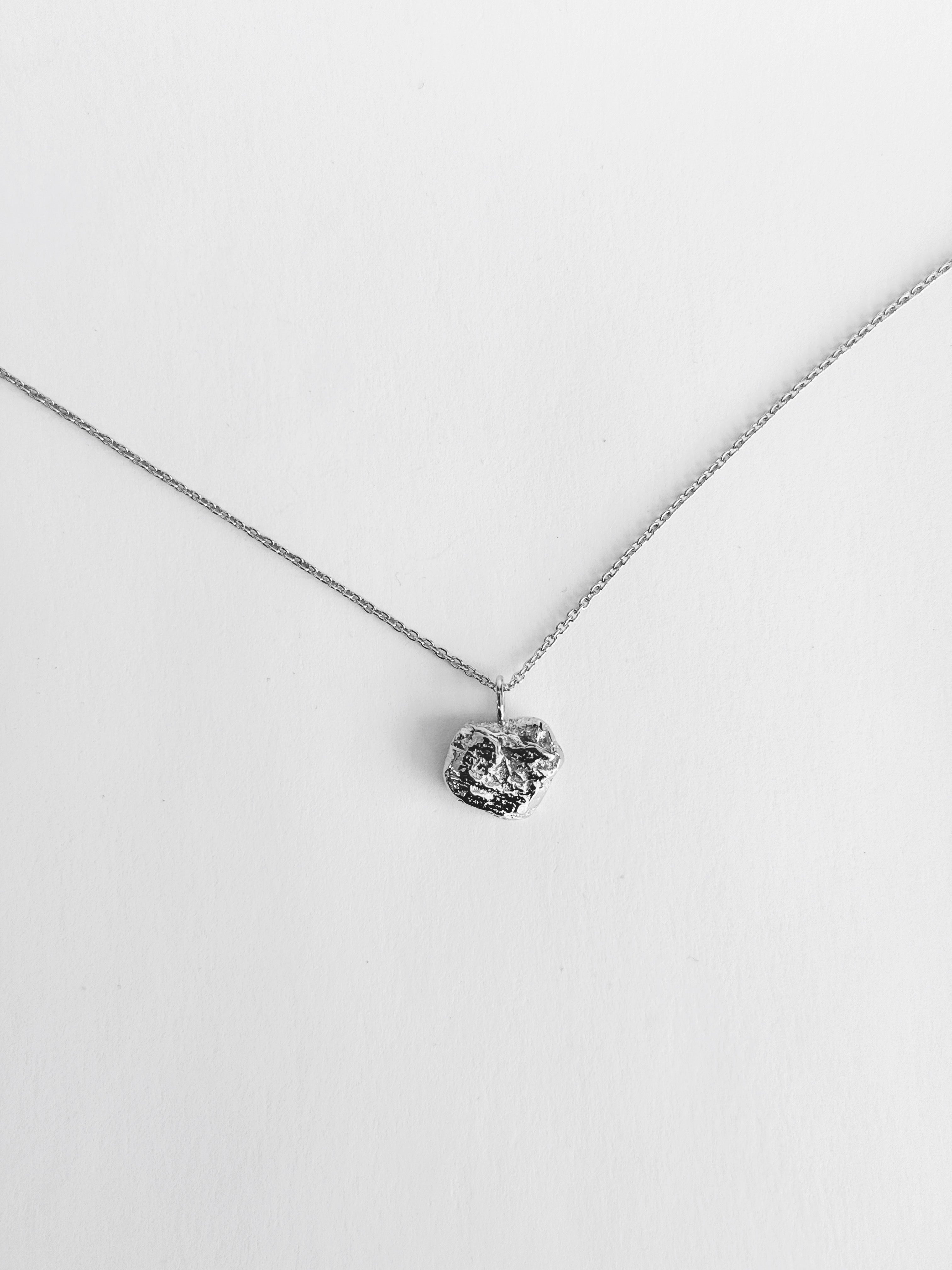 Cœur de banane - Collier pendentif texturé fait à la main