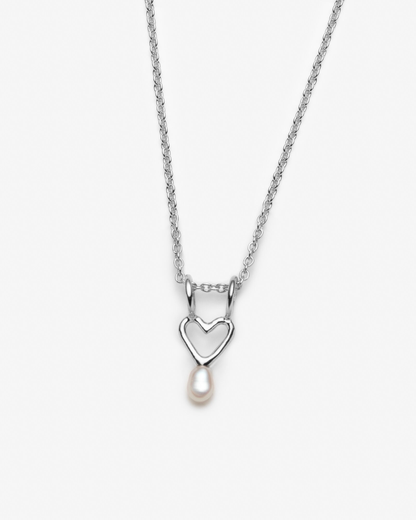 Collier avec breloque coeur et petite perle blanche