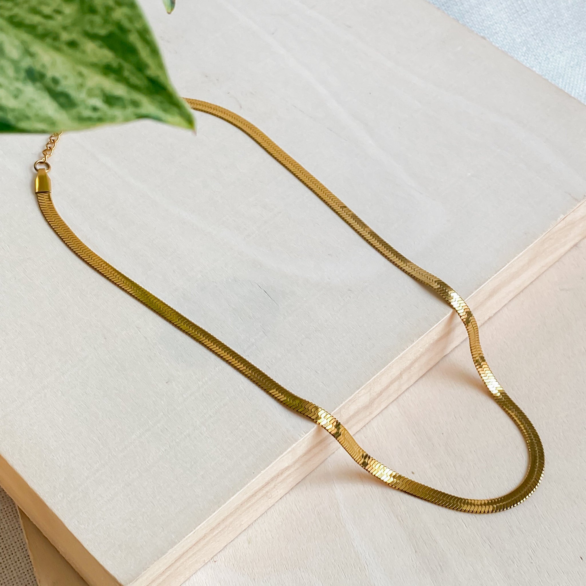 Collier ras de cou doré en acier inoxydable 18K | CLÉOPÂTRE