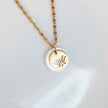 Collier doré en nacre et fleur de lotus | THÉTIS