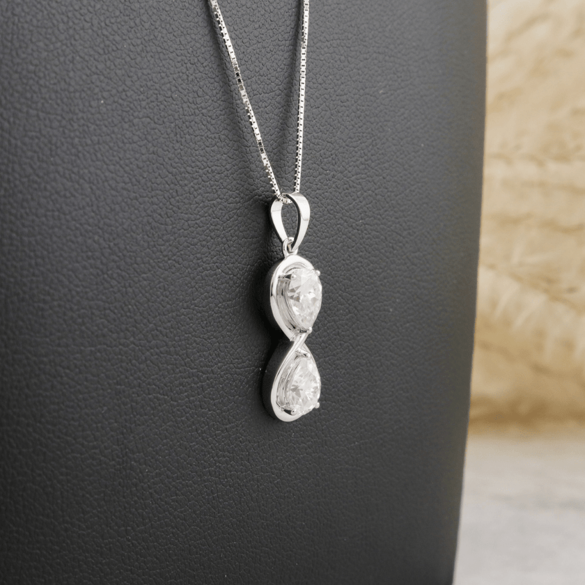 Collier Infini Poire en or 10K et moissanites