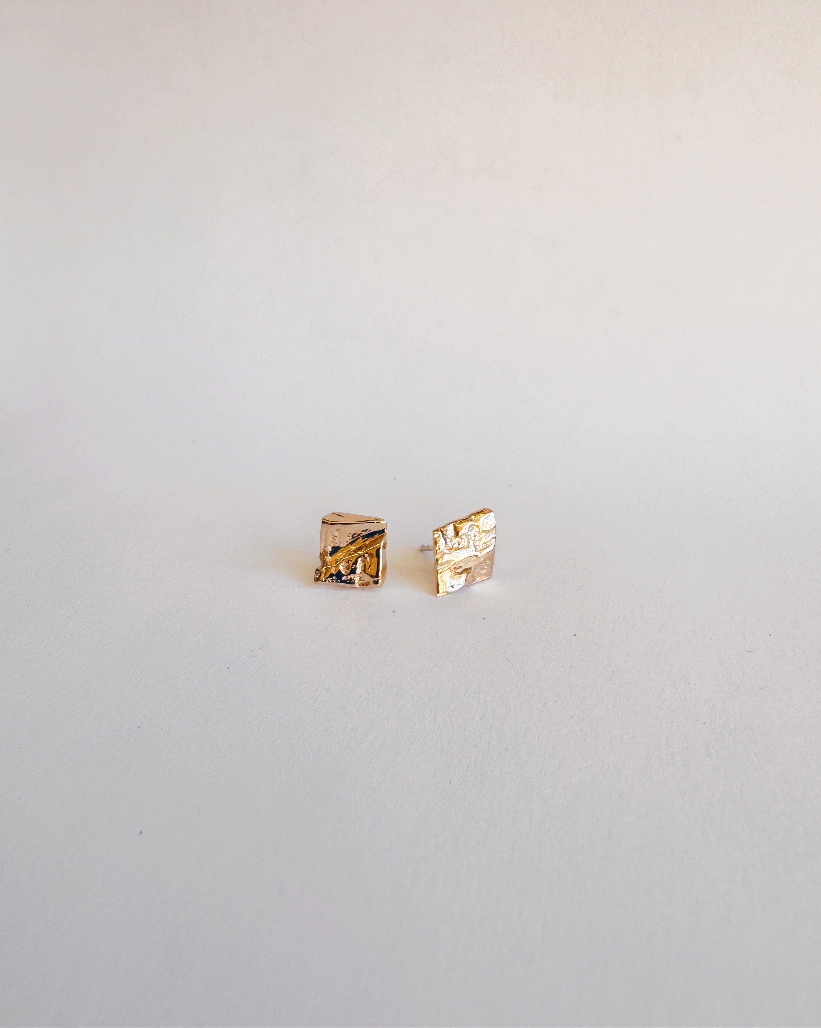 Complice – Boucles d’oreille carrées texturées