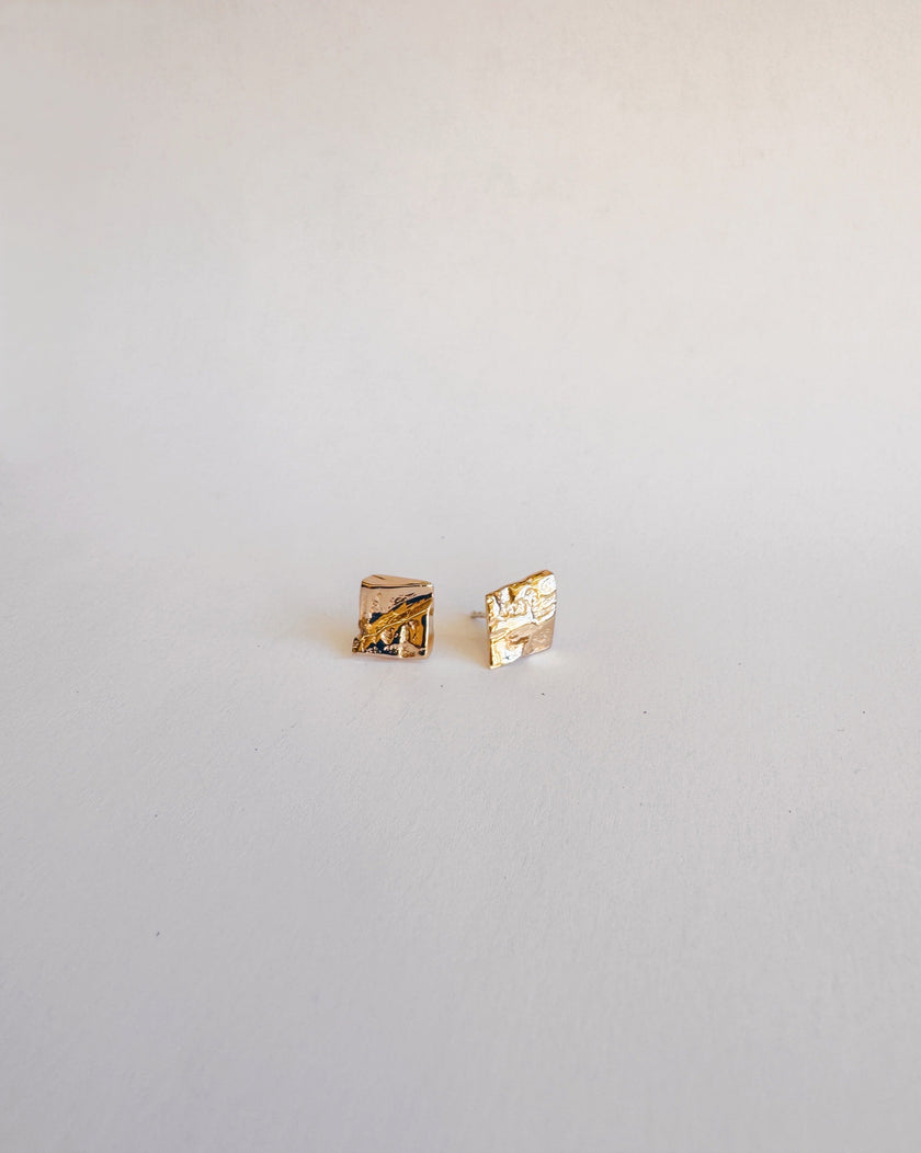 Complice – Boucles d’oreille carrées texturées