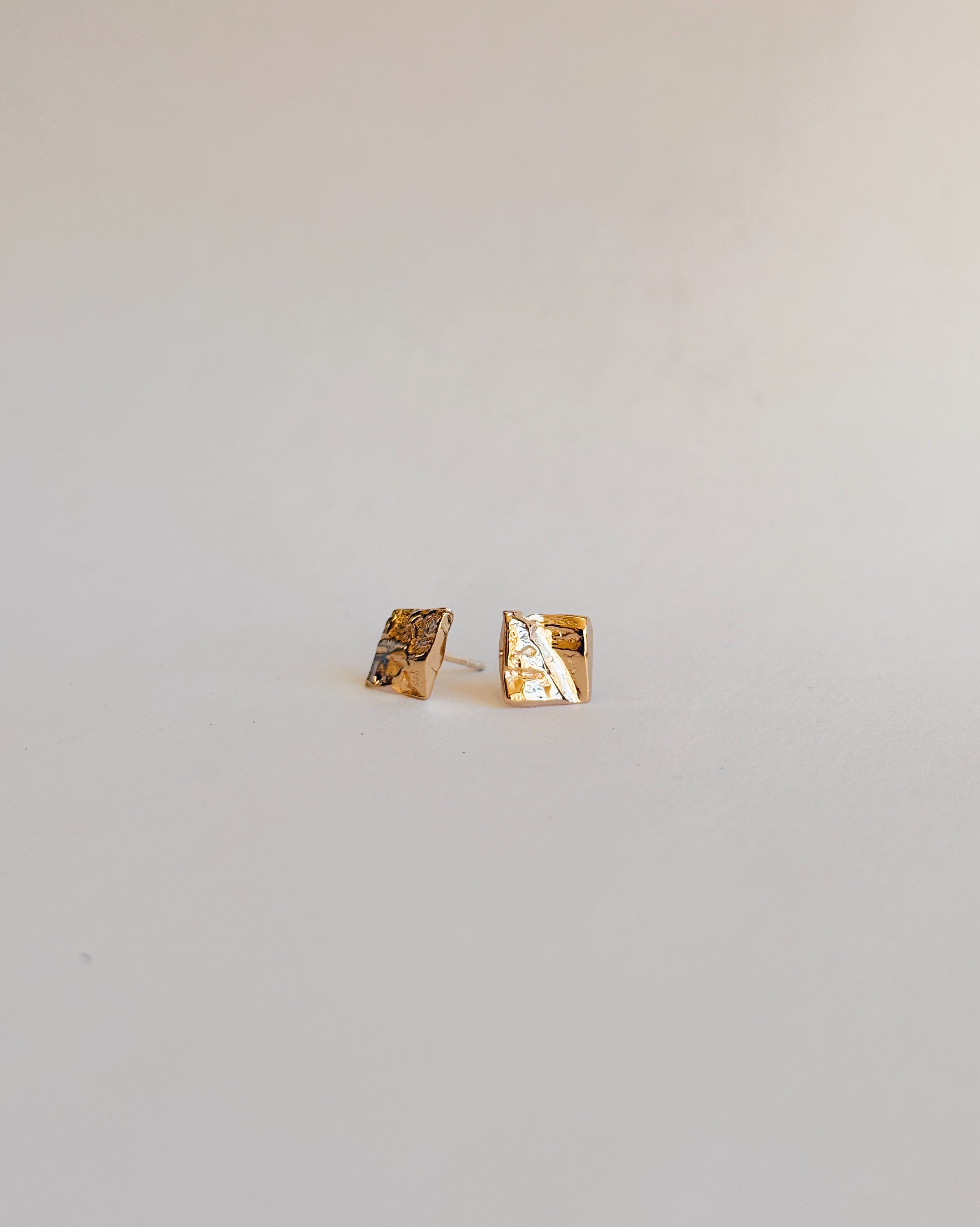 Complice – Boucles d’oreille carrées texturées