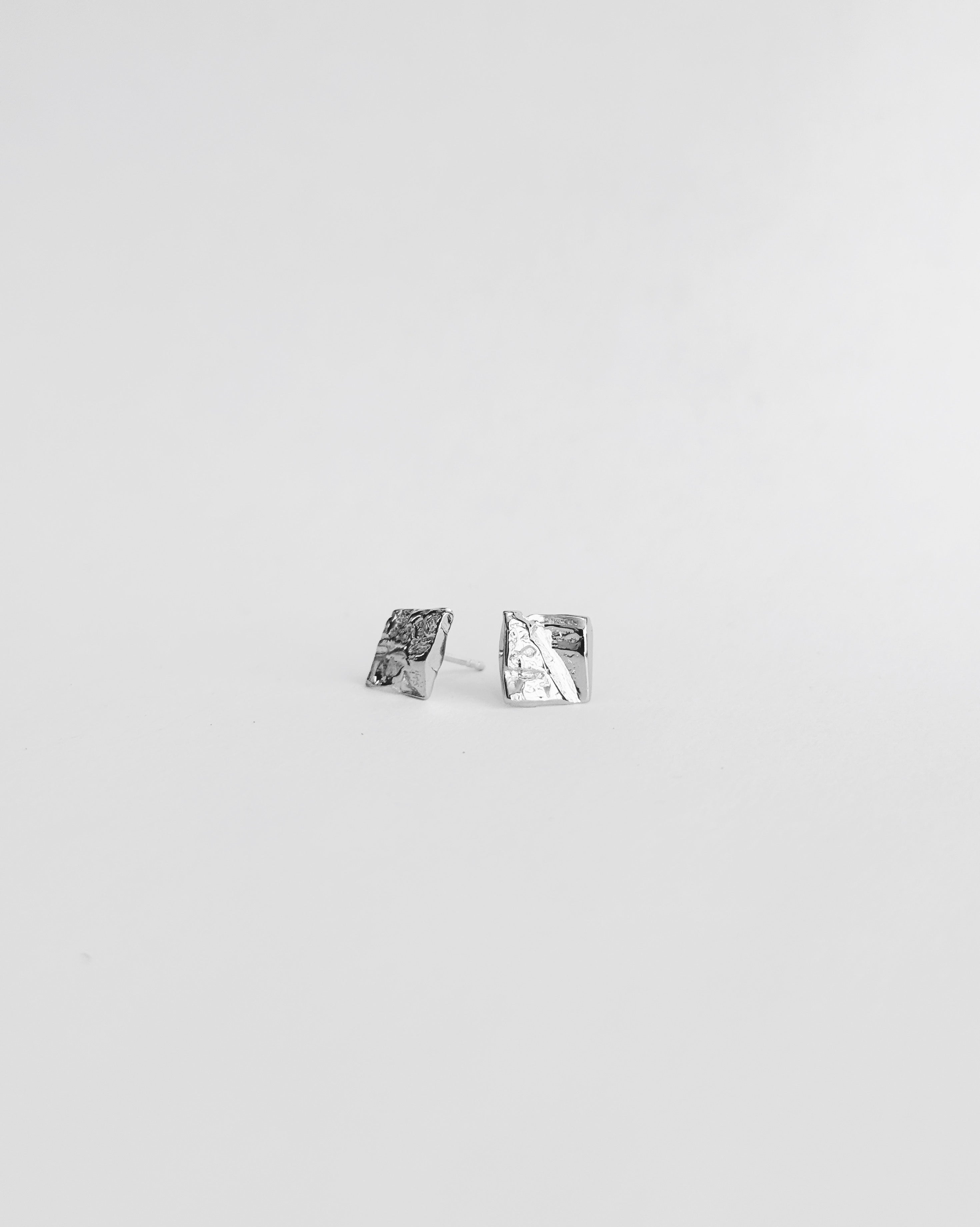Complice – Boucles d’oreille carrées texturées
