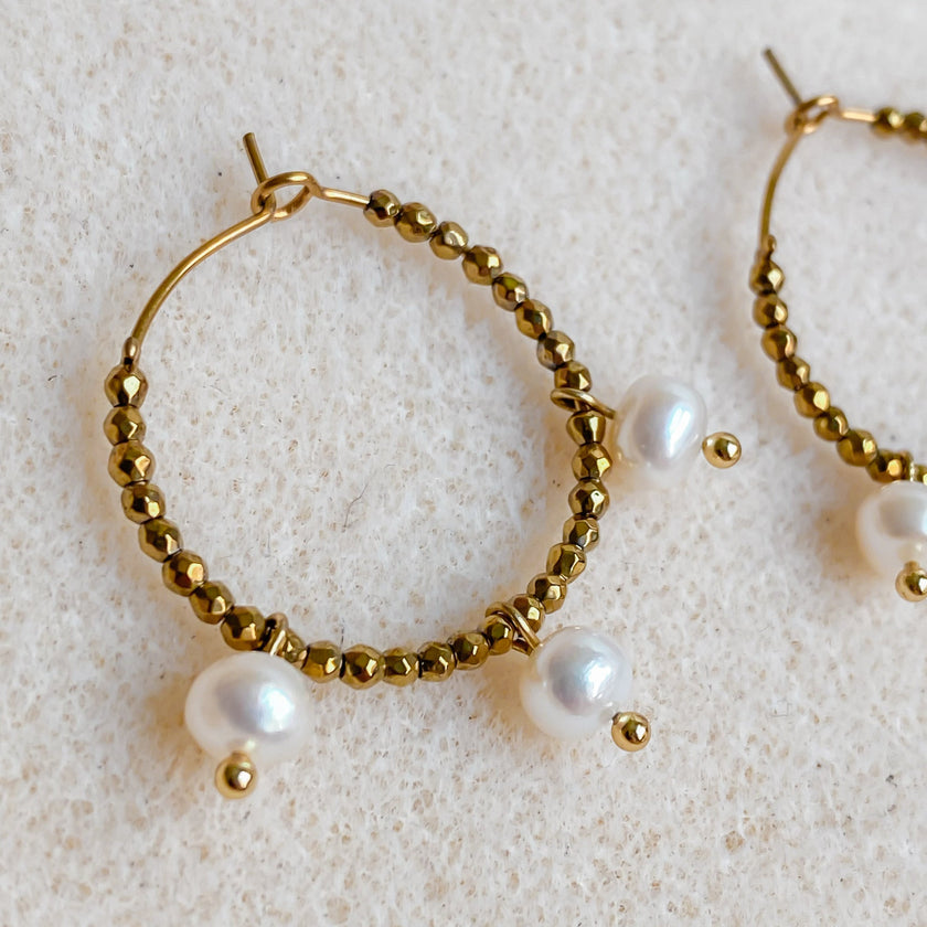 Boucles d’oreilles créoles dorées avec perles d’eau douce | AURÉA