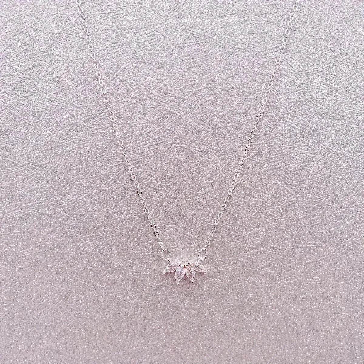 Fashion Jewelry Minimalist Shining Flower Petal Necklace For Women Girls Lotus Flower Pendant Necklace Female Party Anniversary Jewelry Gift