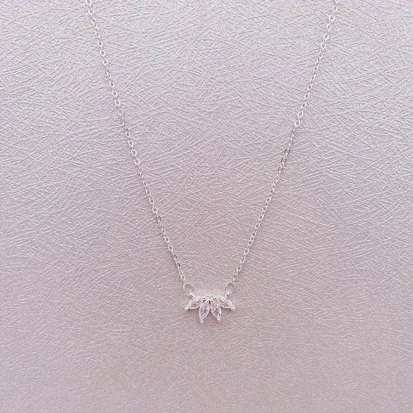 Fashion Jewelry Minimalist Shining Flower Petal Necklace For Women Girls Lotus Flower Pendant Necklace Female Party Anniversary Jewelry Gift