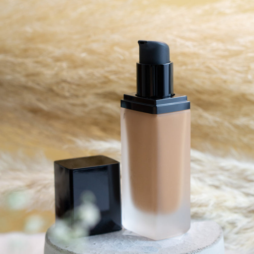Fond de teint vegan hydratant SPF 15 – Fini lumineux naturel | FencyGrace Canada - disponible dans plusieurs teintes