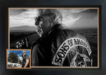 RON PERLMAN AUTOGRAPHED SONS OF ANARCHY FRAMED COLLECTOR DISPLAY – CLAY MORROW SIGNED PHOTO WITH AK?47, TV MEMORABILIA WALL ART (38.5