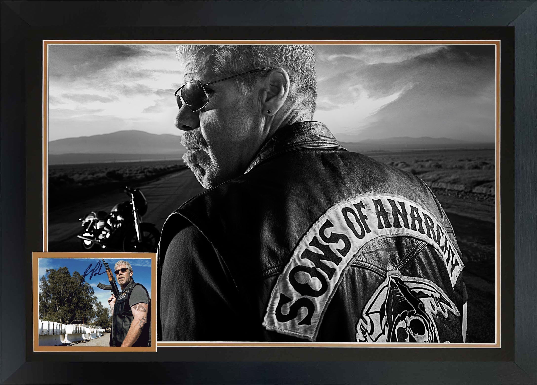RON PERLMAN AUTOGRAPHED SONS OF ANARCHY FRAMED COLLECTOR DISPLAY – CLAY MORROW SIGNED PHOTO WITH AK?47, TV MEMORABILIA WALL ART (38.5