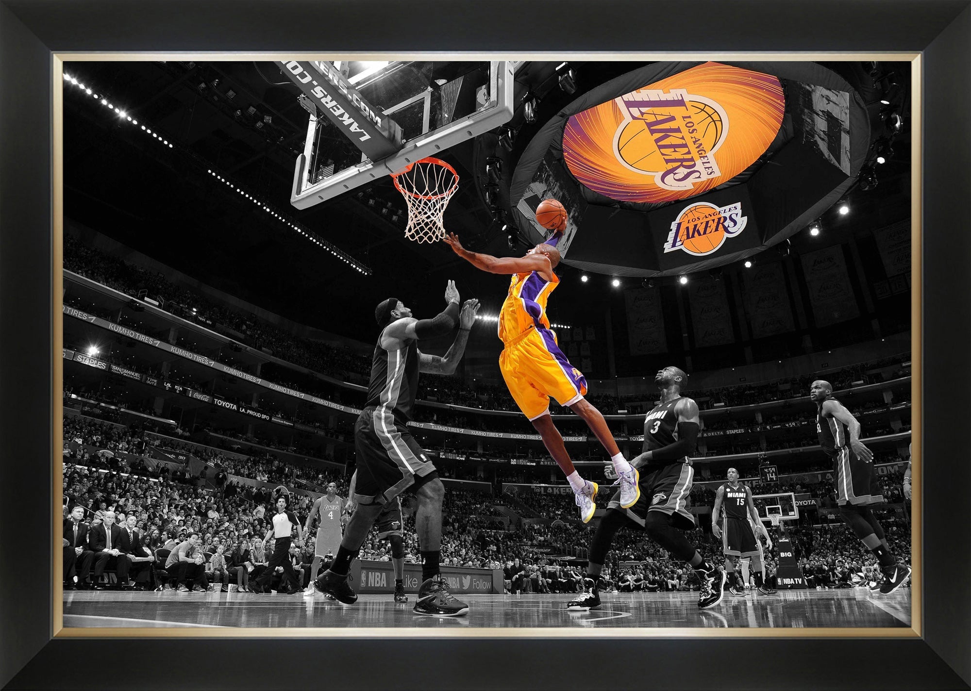 KOBE BRYANT SOARS OVER LEBRON JAMES FRAMED CANVAS – ICONIC LAKERS VS HEAT DUNK – LA BASKETBALL LEGEND WALL ART – NBA TRIBUTE DISPLAY (33.5