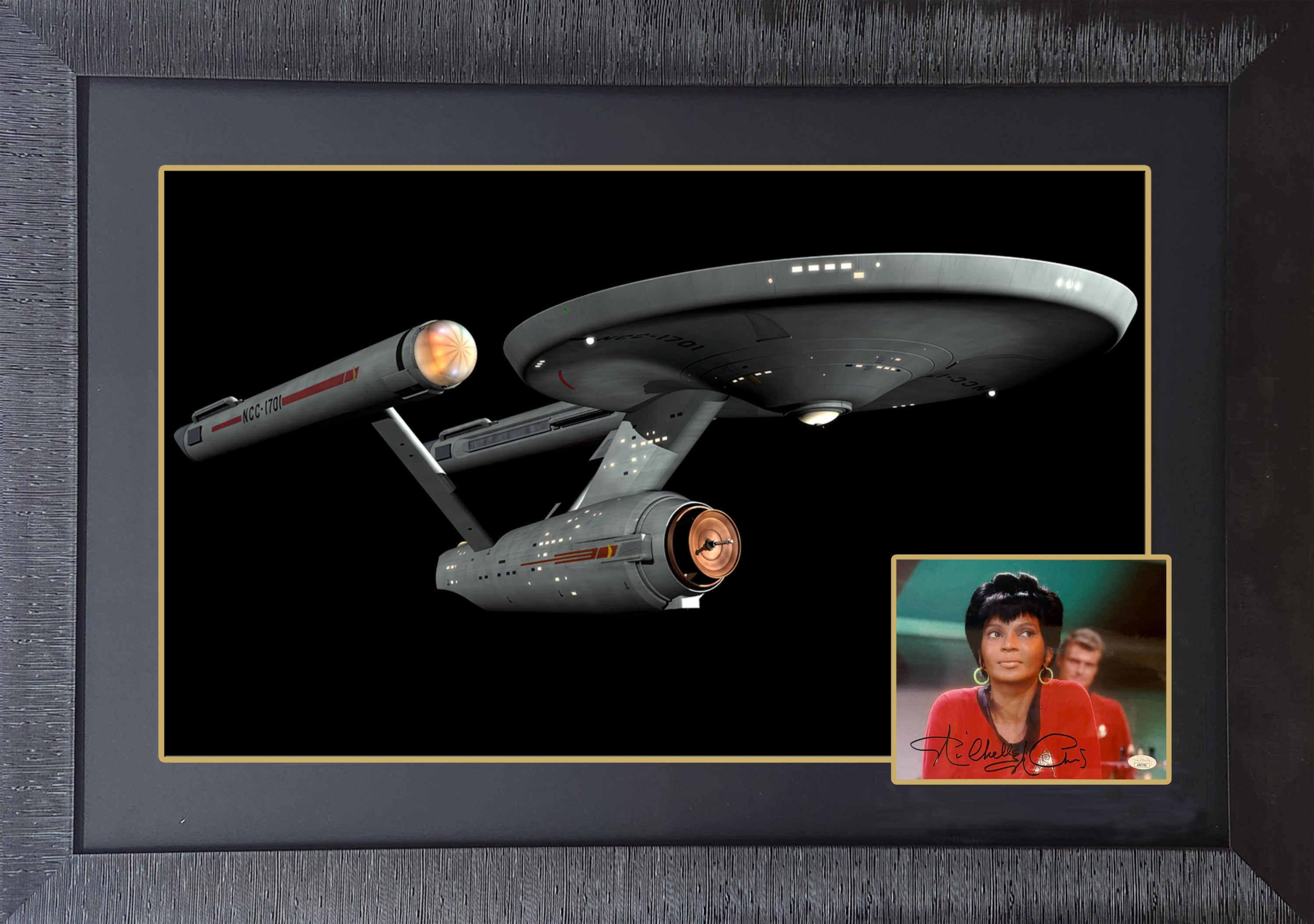 NICHELLE NICHOLS AS LIEUTENANT UHURA SIGNED DISPLAY WITH ENTERPRISE STARSHIP (38