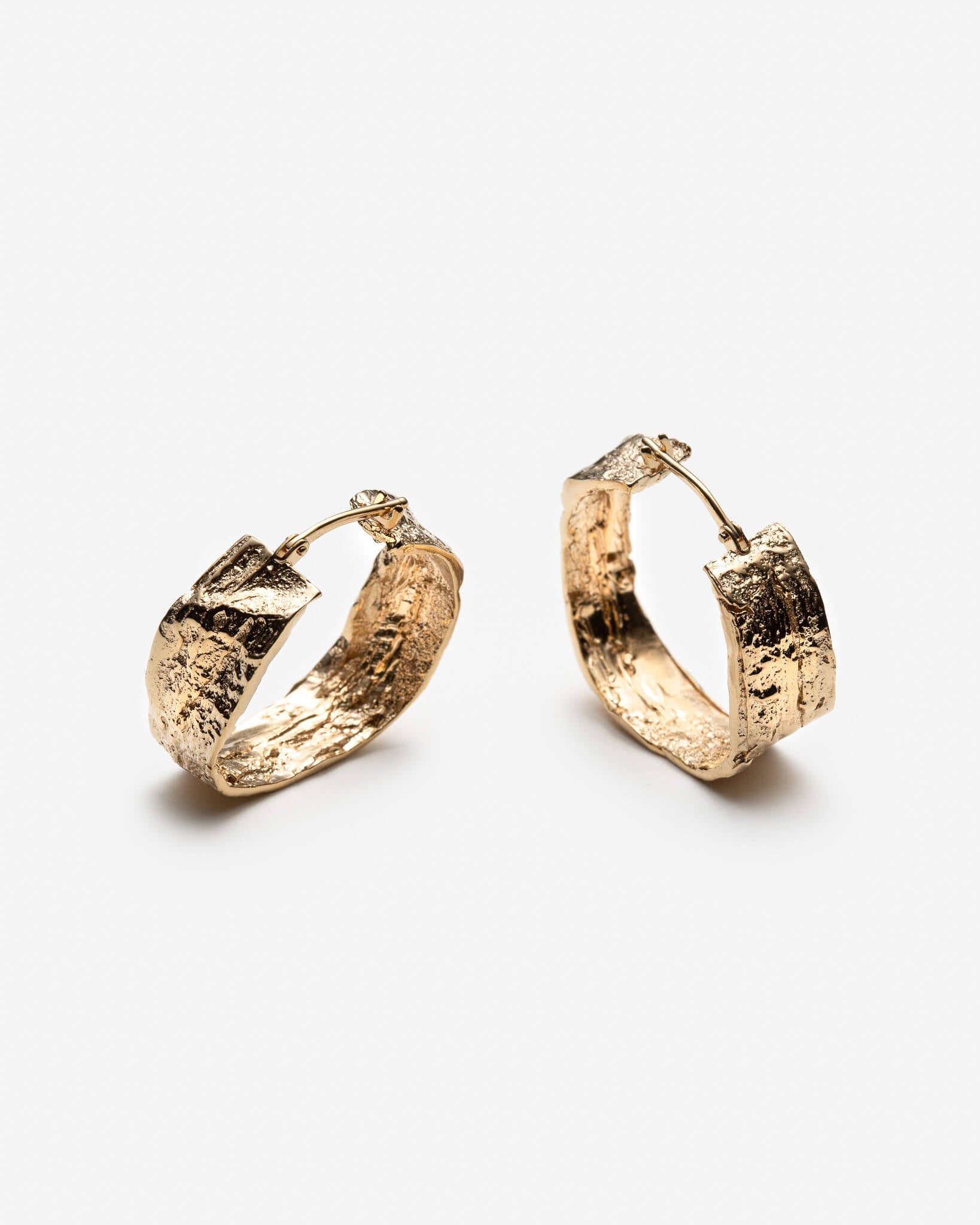 Double Dare – Grosses boucles d’oreilles texturées faites à la main