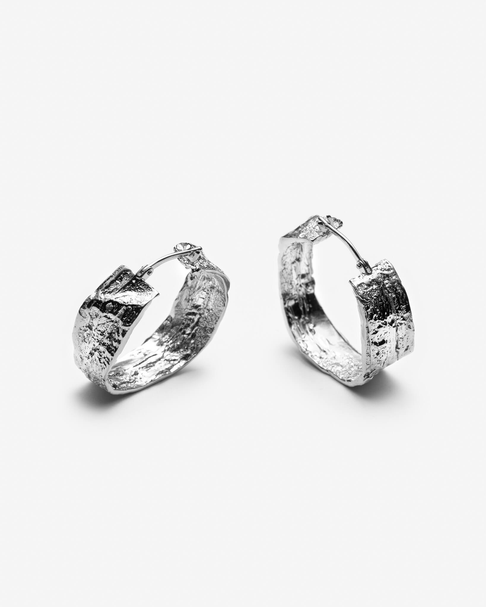 Double Dare – Grosses boucles d’oreilles texturées faites à la main