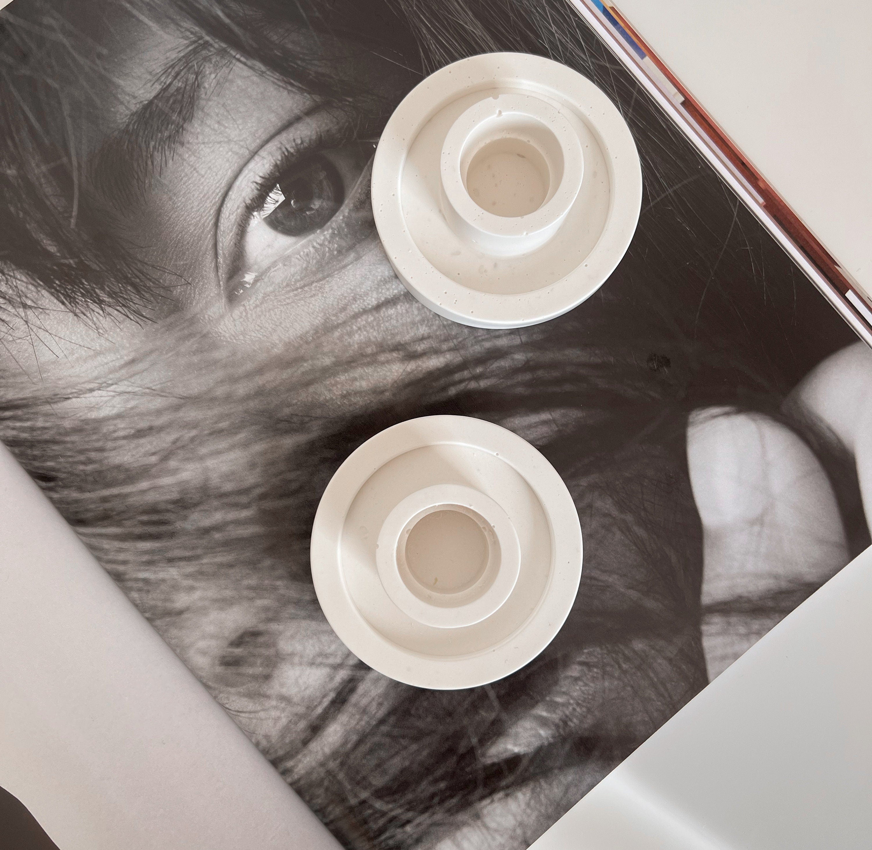 Round Jesmonite Candlestick Holder: Minimalist Table Decor