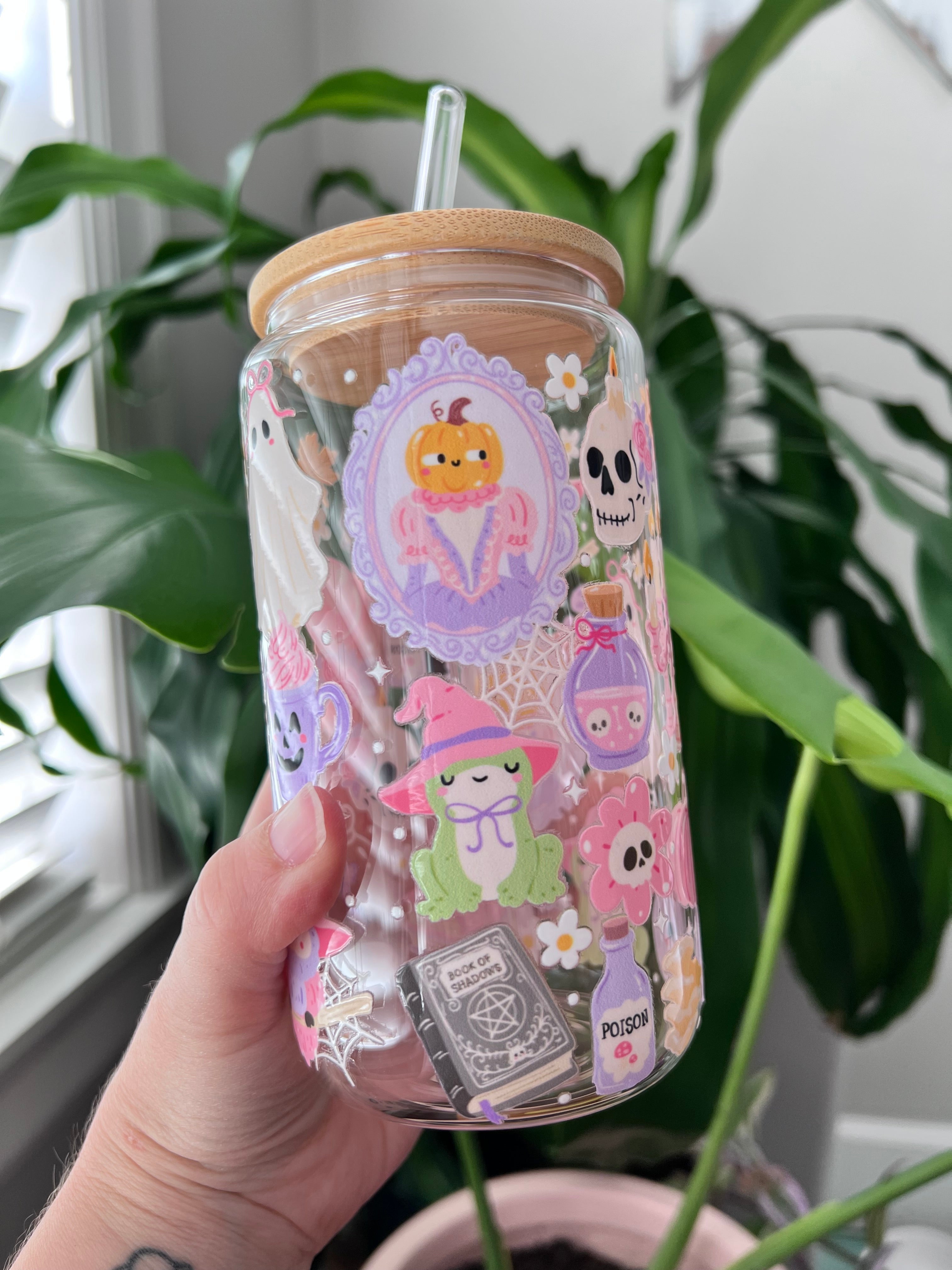 Tasse en verre d'Halloween, ambiance cosy et effrayante.