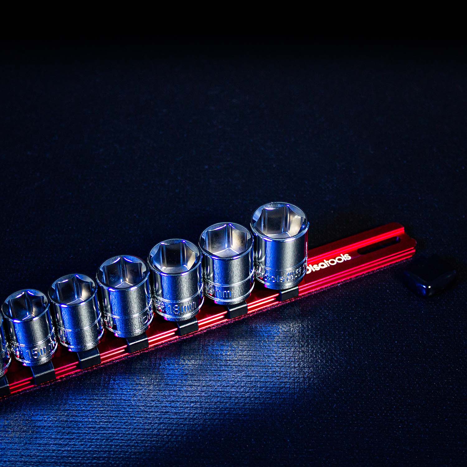 Rails organisateurs de prises en aluminium avec embouts en caoutchouc