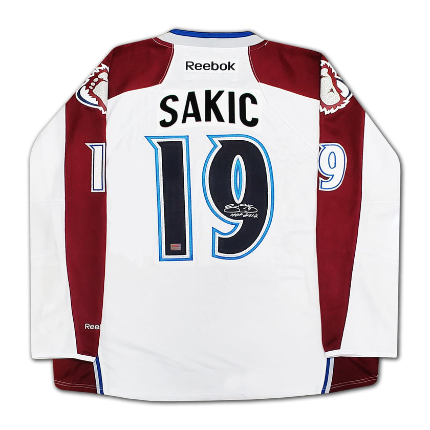 JOE SAKIC AUTOGRAPHED COLORADO AVALANCHE WHITE JERSEY – SIGNED NHL HOCKEY MEMORABILIA COLLECTIBLE (SIZE L OR XL)