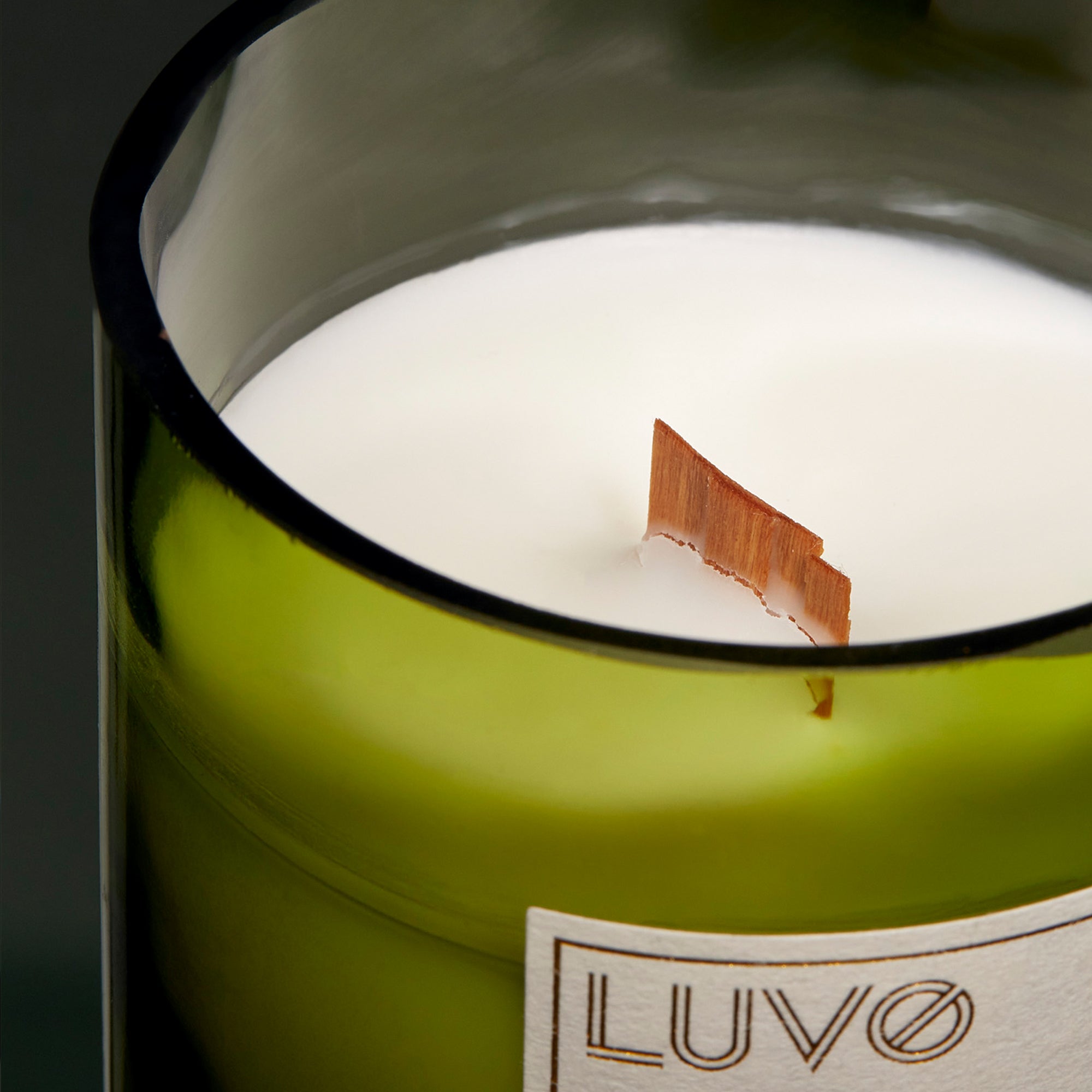 Bougie parfumée en bois avec mèche en bois, senteur cachemire et vanille.