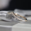 Bague V en or 10K et moissanites