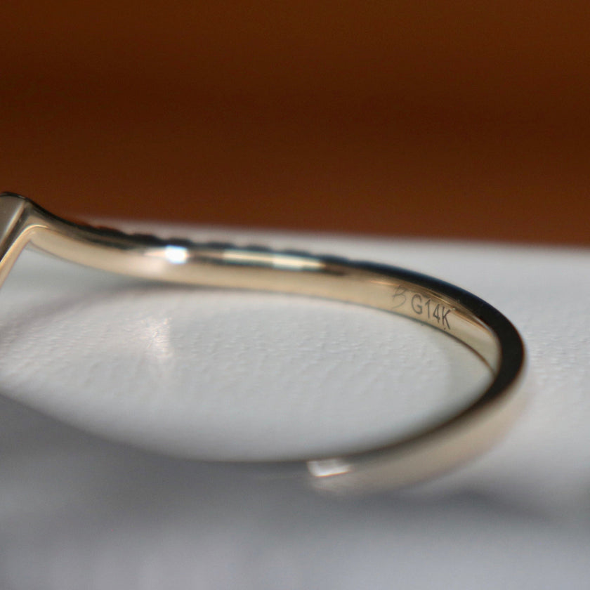 Bague V en or 10K et moissanites
